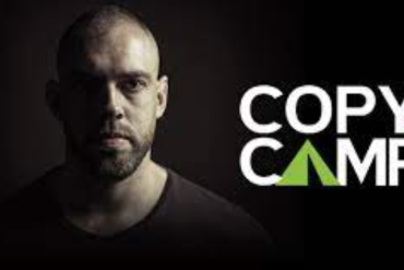 Capa do curso COPYCAMP Remix com o título "COPYCAMP Remix: Baixe Agora" e elementos visuais que remetem a marketing digital e conversão.