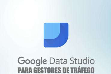 Gestor de Tráfego usando Google Data Studio para criar relatórios de performance de anúncios.