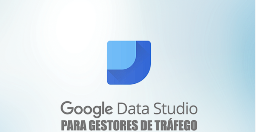 Gestor de Tráfego usando Google Data Studio para criar relatórios de performance de anúncios.