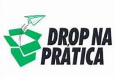 Jovem empreendedor bem-sucedido celebrando o sucesso financeiro com gráficos de crescimento e símbolos de dinheiro em um ambiente de escritório moderno.