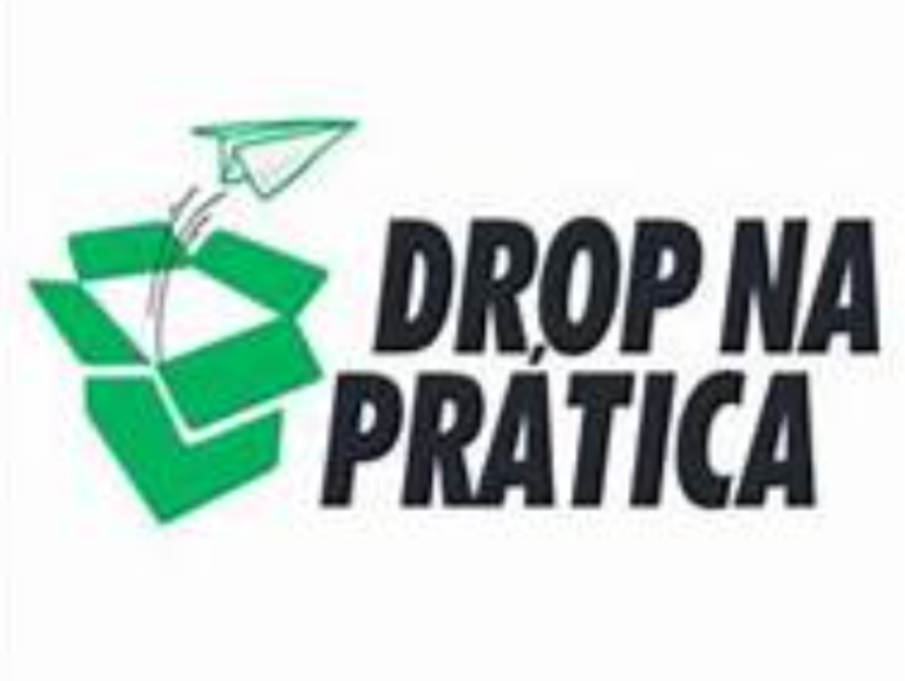 Jovem empreendedor bem-sucedido celebrando o sucesso financeiro com gráficos de crescimento e símbolos de dinheiro em um ambiente de escritório moderno.