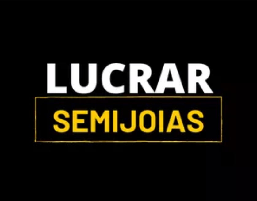Mulher sorridente organizando semijoias de alta qualidade em uma caixa elegante, com foco em detalhes de peças brilhantes e doura