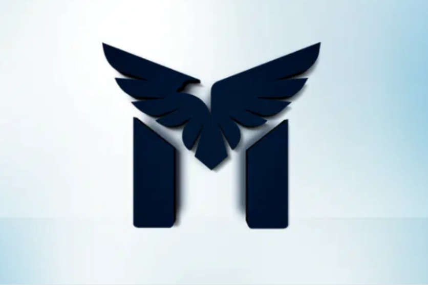 Gilmar Theobald, autor do curso Mestre do E-commerce, em frente a um computador mostrando gráficos de vendas online e caixas de produtos importados.