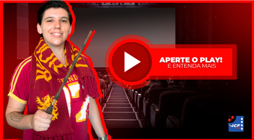 Pessoa sorrindo assistindo filme com fones de ouvido, aprendendo inglês com o Método Inglês com Filmes