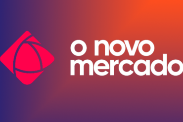 Ícaro de Carvalho ensinando marketing digital no curso O Novo Mercado