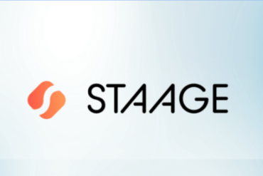 Pessoa trabalhando em laptop com gráficos de marketing digital ao redor, representando o curso STAAGE Marketing para Todo Mundo.