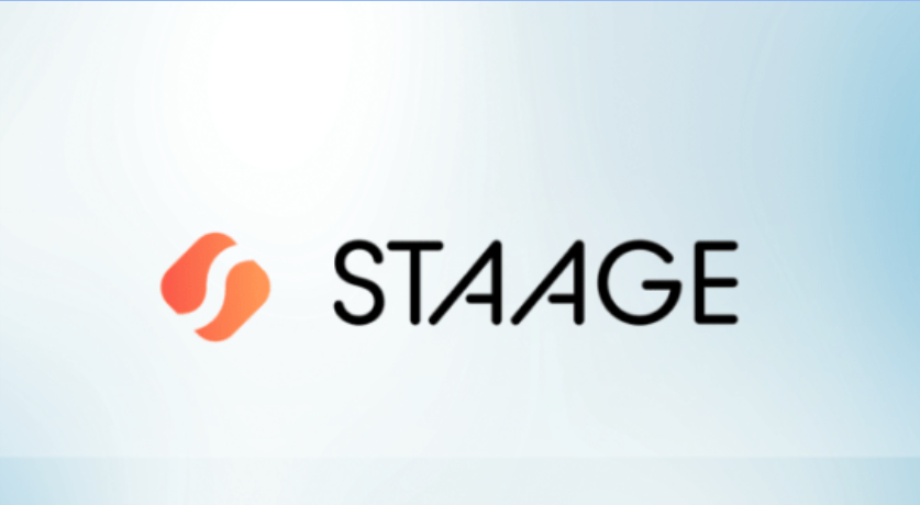 Pessoa trabalhando em laptop com gráficos de marketing digital ao redor, representando o curso STAAGE Marketing para Todo Mundo.