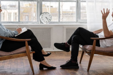 Terapeuta utilizando marketing digital em seu consultório, focado em SEO técnico e copywriting