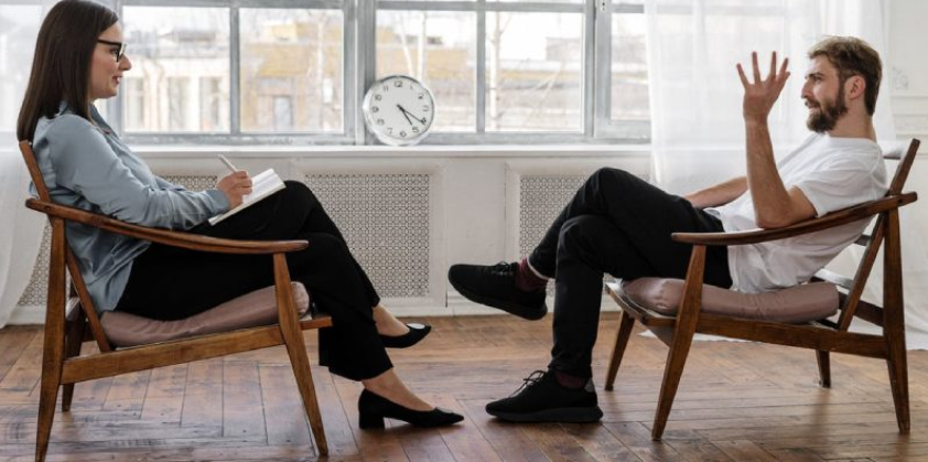 Terapeuta utilizando marketing digital em seu consultório, focado em SEO técnico e copywriting