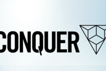 Homem confiante apresentando em público com o logo da Escola Conquer