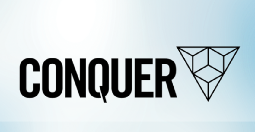 Homem confiante apresentando em público com o logo da Escola Conquer