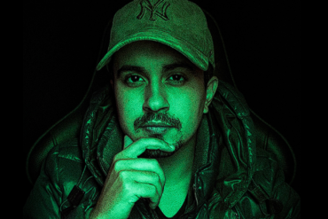 Ronald Lopes, criador do Futebol Milionário, sorrindo e em um ambiente moderno de trabalho.