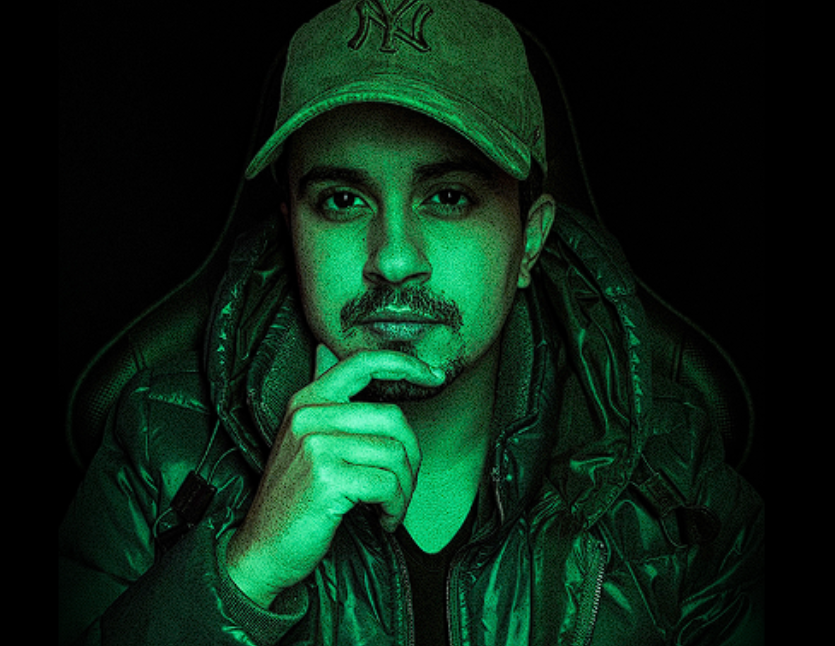 Ronald Lopes, criador do Futebol Milionário, sorrindo e em um ambiente moderno de trabalho.