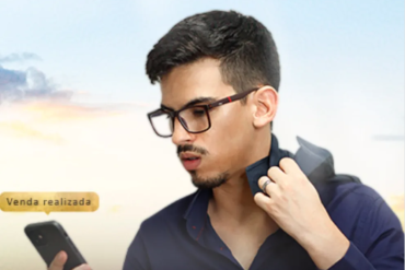 Lucas Cardoso apresentando o curso Milionário com Passagens Aéreas