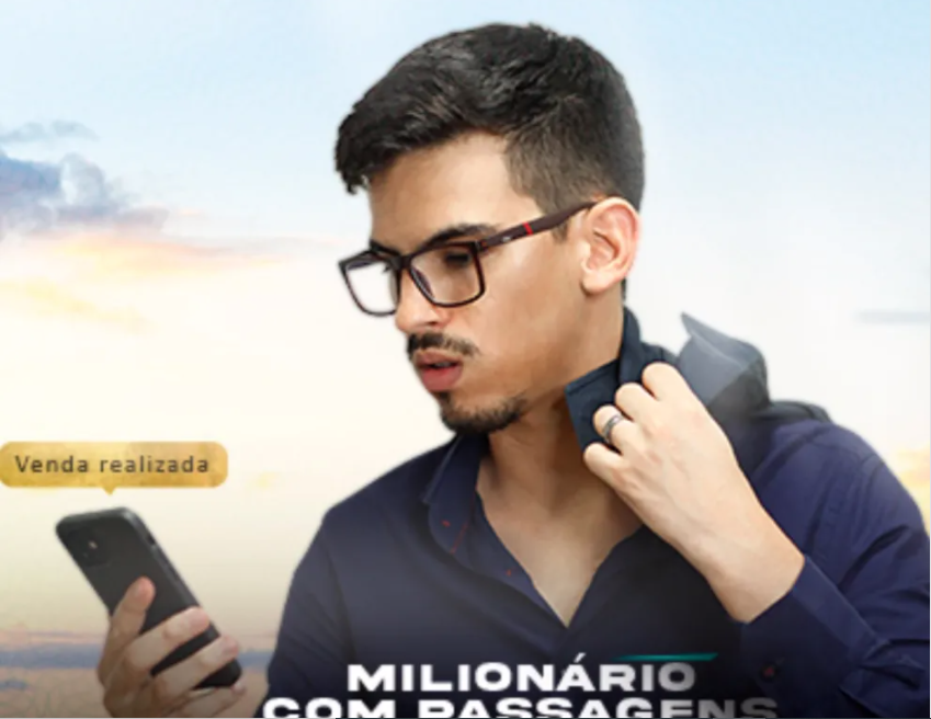 Lucas Cardoso apresentando o curso Milionário com Passagens Aéreas