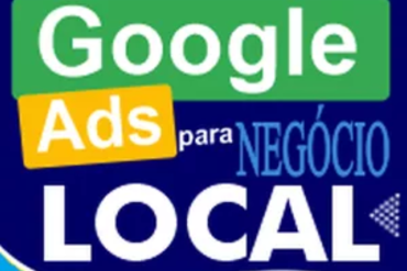 Homem sorrindo enquanto gerencia Google Ads em um laptop, representando sucesso em tráfego pago para negócios locais.