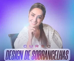 Mulher sorrindo com sobrancelhas perfeitamente desenhadas, representando o curso de Design de Sobrancelhas - Raquel Barros.