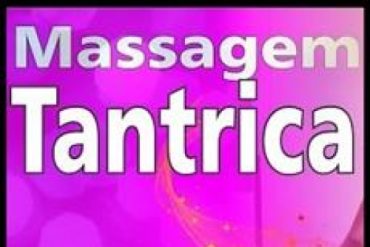 Mulher aplicando massagem tântrica em homem, com foco na conexão e intimidade.