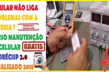 Homem técnico consertando tela de smartphone com ferramentas de precisão