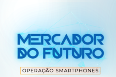 Homem sorrindo com diversos smartphones ao fundo, representando o curso Mercador do Futuro de Luan Alves.