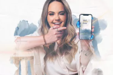 Carol Cantelli em evento de influenciadores digitais, sorrindo e gesticulando, com um fundo vibrante e logotipos de mídias sociais.