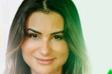 Profissional de Social Media trabalhando em notebook com gráficos de sucesso.