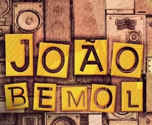 Professor Le Santana ministrando aula de harmonia musical com partituras e instrumentos.