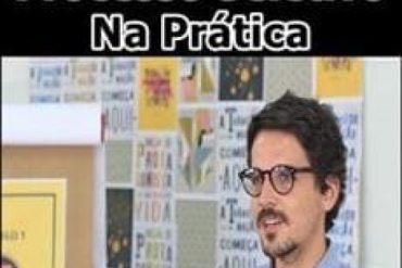Homem jovem e confiante sorrindo, em pé, vestindo um terno, em um escritório moderno e iluminado, com uma pilha de currículos em suas mãos. Foco em sucesso profissional e processos seletivos.