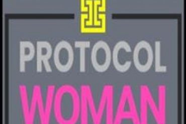 Mulher forte levantando peso com foco, representando o Protocol Woman Laercio Refundini.