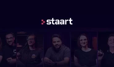 Programador aprendendo com a plataforma Staart, com gráficos de código e dados em destaque.