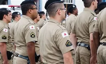 Estudante focado estudando material do curso CFS 2022 Formação Sargento PMMG