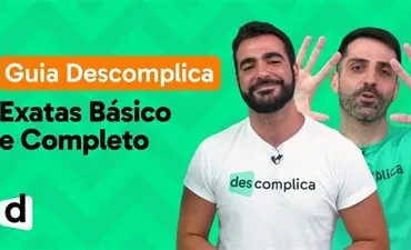 Estudante sorrindo enquanto estuda com livros de matemática, física e química; material do Curso Exatas Básicas Descomplica.